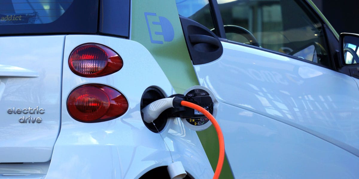 Pet razlogov, zakaj je električni avtomobil lahko dobra izbira po upokojitvi