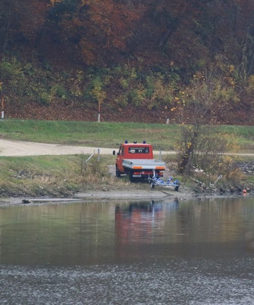 Tragična nedelja ob slovenskih jezerih: dve osebi sta se utopili, previdnost je ključna