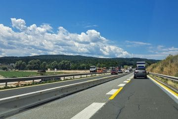 Eden prometno bolj obremenjenih vikendov: Dela na cesti bodo zahtevala več potrpežljivosti