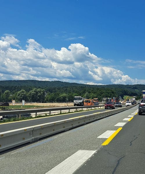 Eden prometno bolj obremenjenih vikendov: Dela na cesti bodo zahtevala več potrpežljivosti