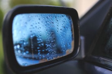 Jutranja rosa se vrača na avtomobilska stekla: zakaj je nekatera jutra veliko močnejša