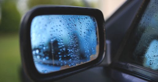Jutranja rosa se vrača na avtomobilska stekla: zakaj je nekatera jutra veliko močnejša