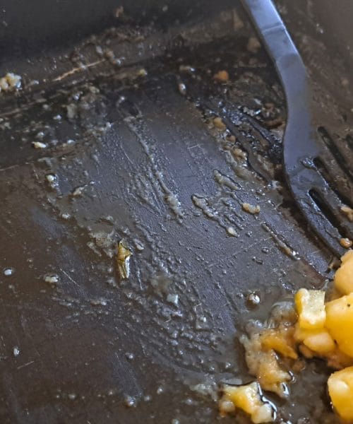 Kako očistiti masten pekač po pečenju rib? Tri metode, ki so res uporabne
