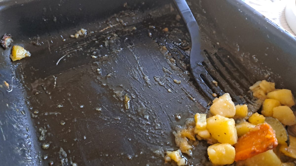 Kako očistiti masten pekač po pečenju rib? Tri metode, ki so res uporabne