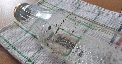Kako oprati steklenico s kroglicami: preprost način doseže tudi madeže na dnu
