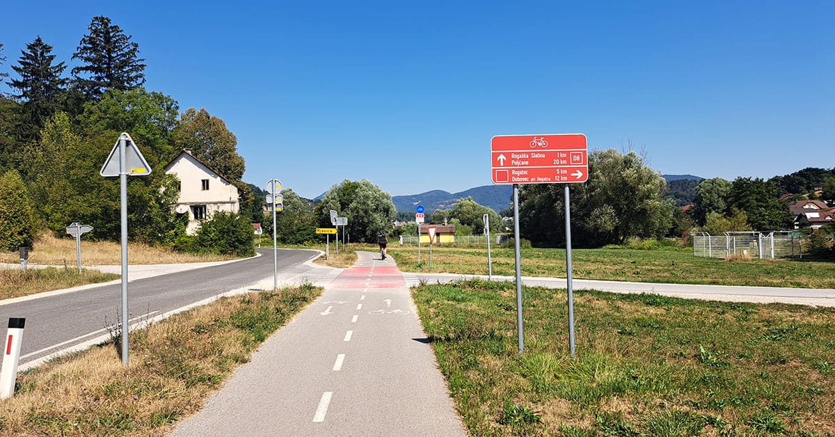 Pred Rogaško Slatino se priključi pot iz smeri Rogatca