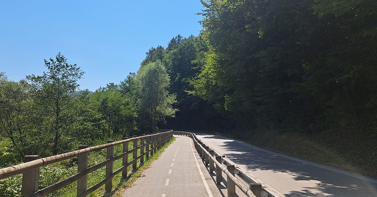 Kolesarska steza je dobro zaščitena z obeh strani