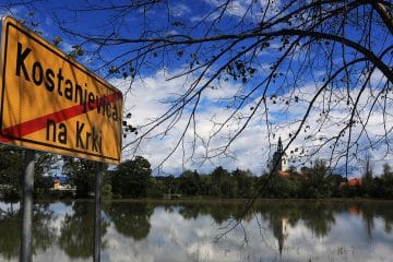 V Kostanjevico na Krki vodijo trije mostovi, eden je ime dobil po opravljivih gospeh