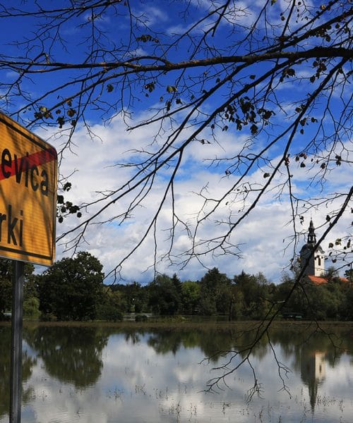 V Kostanjevico na Krki vodijo trije mostovi, eden je ime dobil po opravljivih gospeh