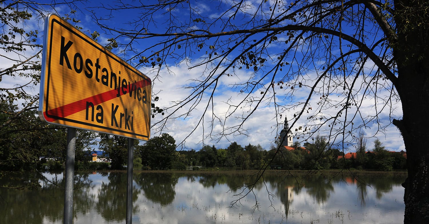 V Kostanjevico na Krki vodijo trije mostovi, eden je ime dobil po opravljivih gospeh