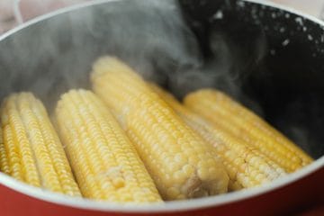 Koruza je hitro lahko prekuhana. Tako dolgo naj bo storž v vreli vodi