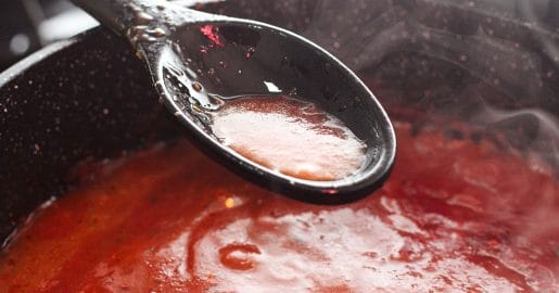 Imate konec avgusta preveč paradižnika? Iz njega naredite omako za zimo