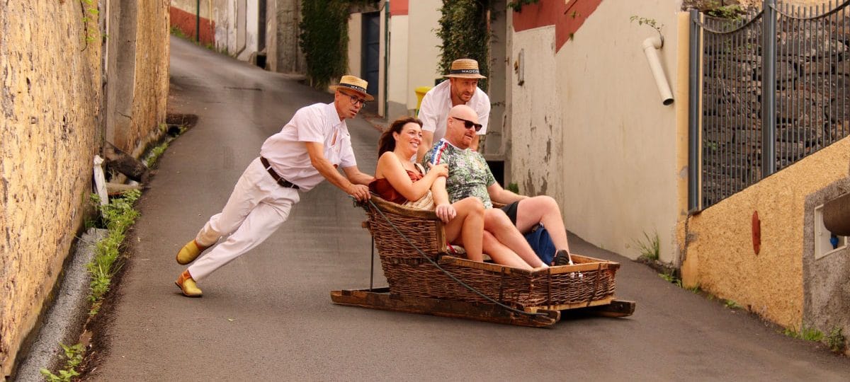 Na Madeiri se po ulicah še danes spuščajo v pletenih saneh