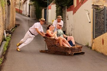 Na Madeiri se po ulicah še danes spuščajo v pletenih saneh