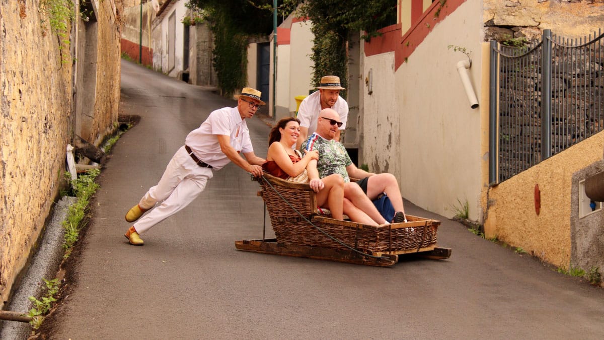 Na Madeiri se po ulicah še danes spuščajo v pletenih saneh