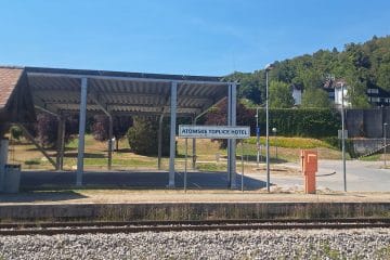 Terme Olimia so bile nekoč Atomske toplice in staro ime še živi na postaji