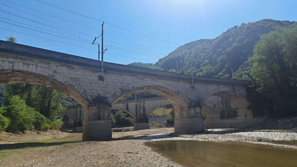 Železniški most proti Celju in presušeno korito Savinje