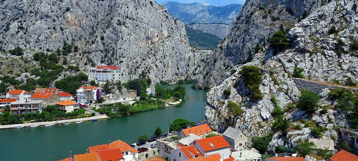 Omiš: dalmatinsko mesto, kjer se Cetina izliva v Jadransko morje