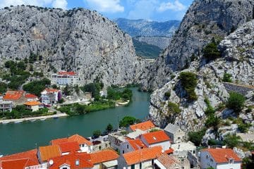 Omiš: dalmatinsko mesto, kjer se Cetina izliva v Jadransko morje