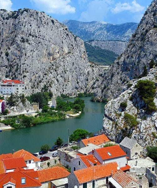 Omiš: dalmatinsko mesto, kjer se Cetina izliva v Jadransko morje