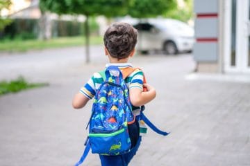 Otroci po počitnicah spet vstajajo zgodaj: koliko dni telo potrebuje za nov ritem