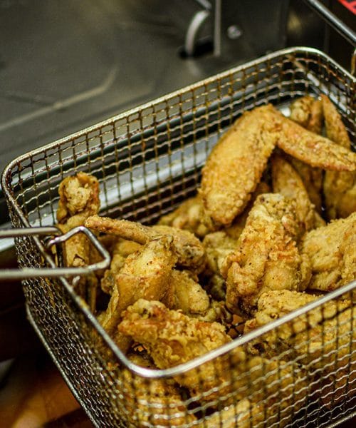 V začinjenih piščančjih krilih odkrili salmonelo: zamrznjene izdelke je treba zavreči