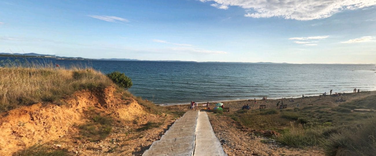 Plaža Bilotinjak pri Zadru ima več kot kilometer mivke, morje pa ostaja dolgo plitvo