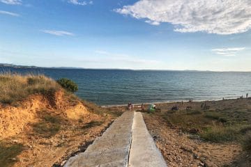 Plaža Bilotinjak pri Zadru ima več kot kilometer mivke, morje pa ostaja dolgo plitvo