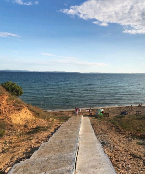 Plaža Bilotinjak pri Zadru ima več kot kilometer mivke, morje pa ostaja še dolgo plitvo