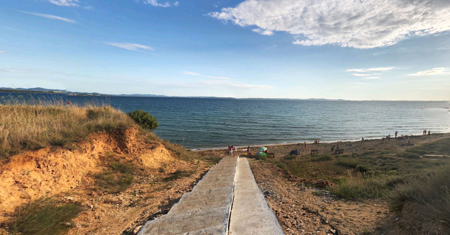 Plaža Bilotinjak pri Zadru ima več kot kilometer mivke, morje pa ostaja dolgo plitvo