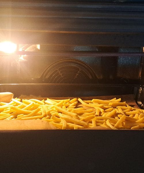 Kako speči zamrznjen pomfri v pečici, da bo hrustljav in ne zažgan?