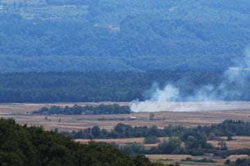 Požari pri Kerinovem Grmu se ponavljajo: gasilci opozarjajo, da gašenje posledic ni dovolj