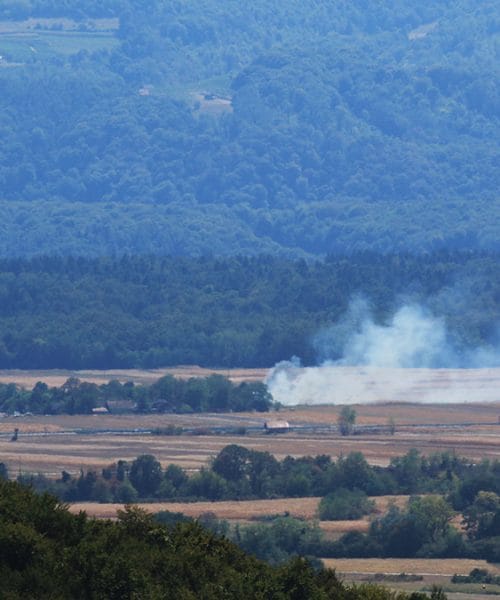 Požari pri Kerinovem Grmu se ponavljajo: gasilci opozarjajo, da gašenje posledic ni dovolj