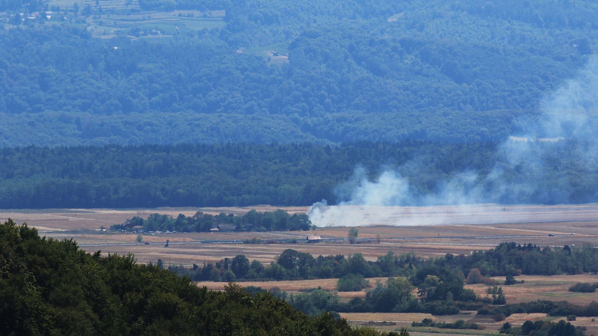 Požari pri Kerinovem Grmu se ponavljajo: gasilci opozarjajo, da gašenje posledic ni dovolj