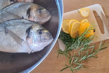 Pečete orado ali brancina? Limone ne dajte samo v trebuh ribe