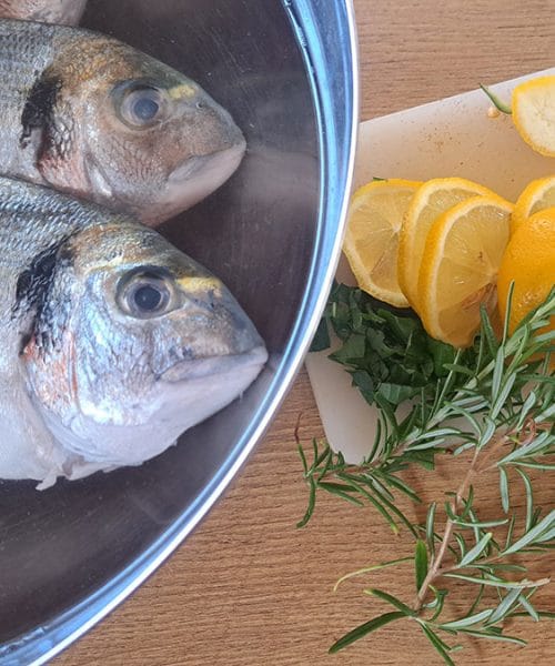 Pečete orado ali brancina? Limone ne dajte samo v trebuh ribe