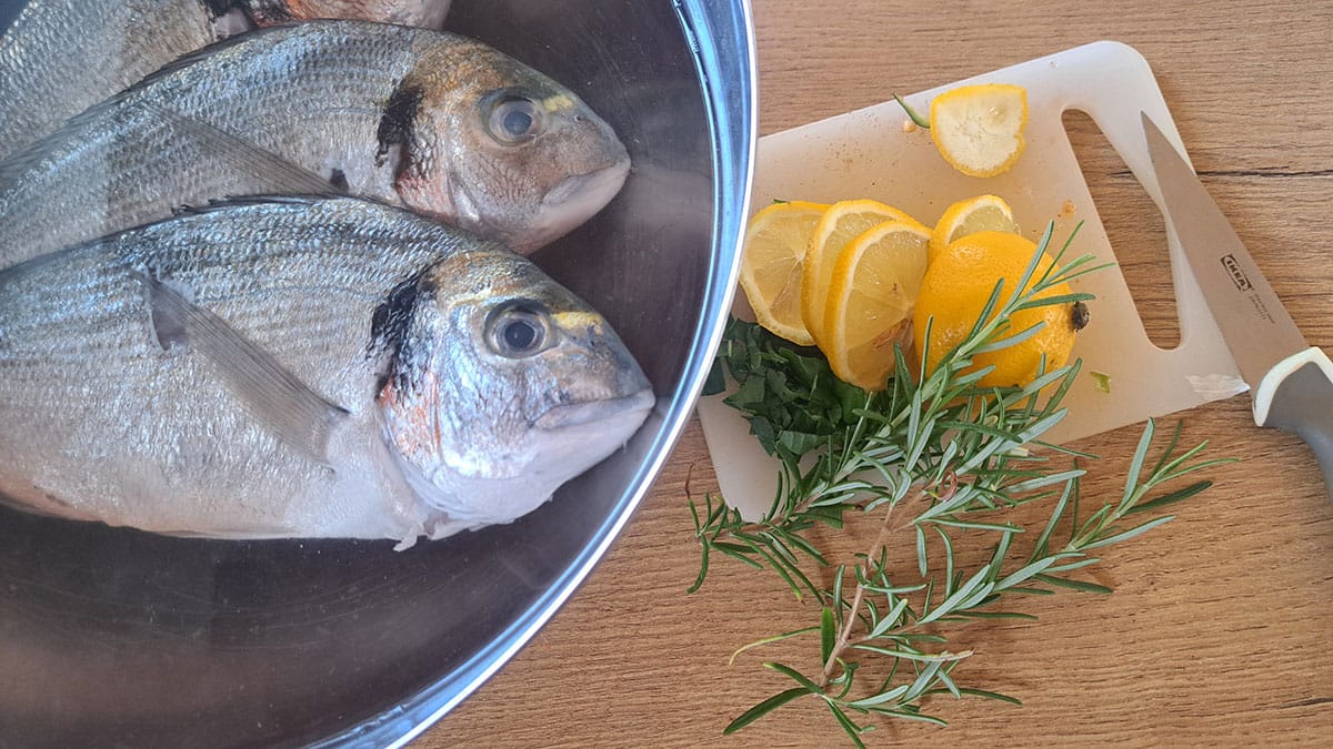 Ribe, limona in rožmain