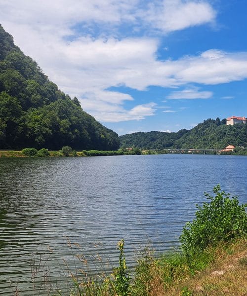 S kolesom ob Savi: družinski izlet od Brestanice do Krškega skriva hladen predor