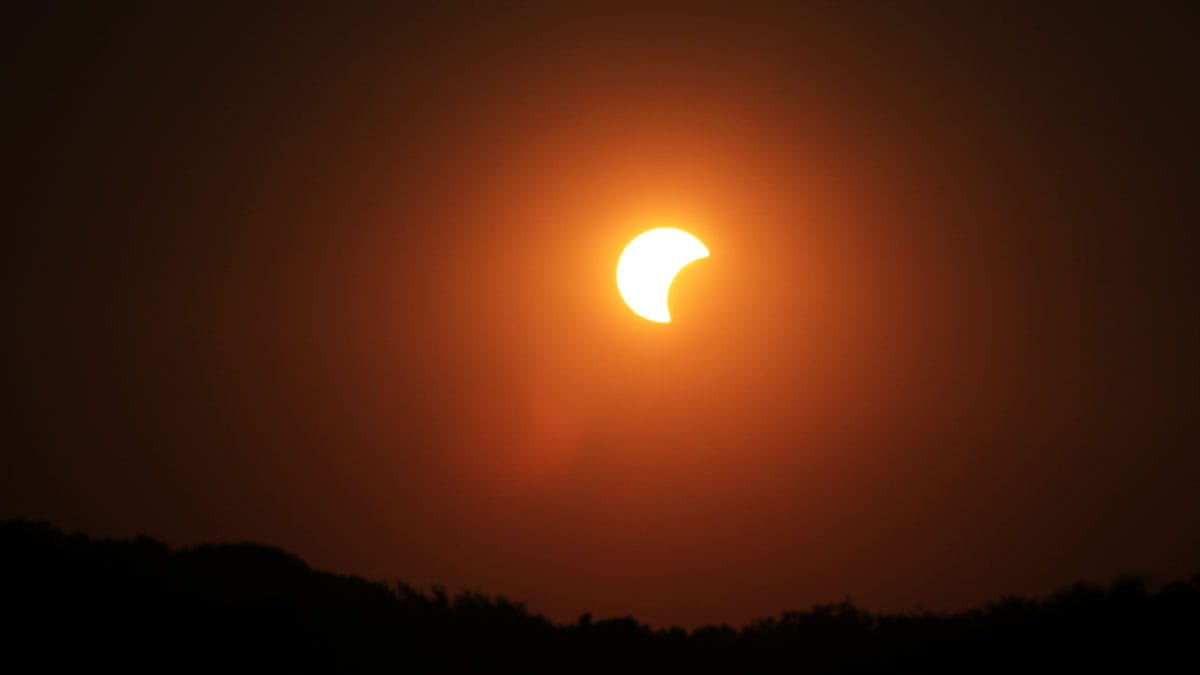 Bolj ko se je Sonce približevalo zahodnemu obzorju, izrazitejša je postajala njegova nenavadna oblika.