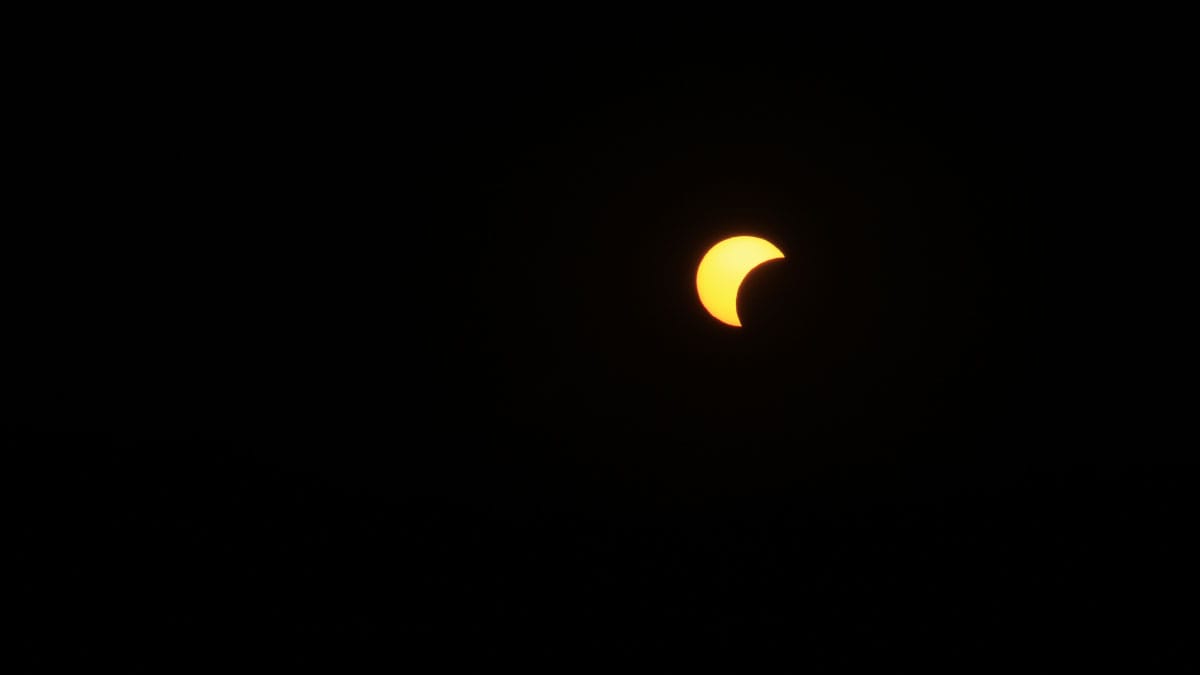 Luna je v večernih urah začela postopoma prekrivati Sončevo ploskev.