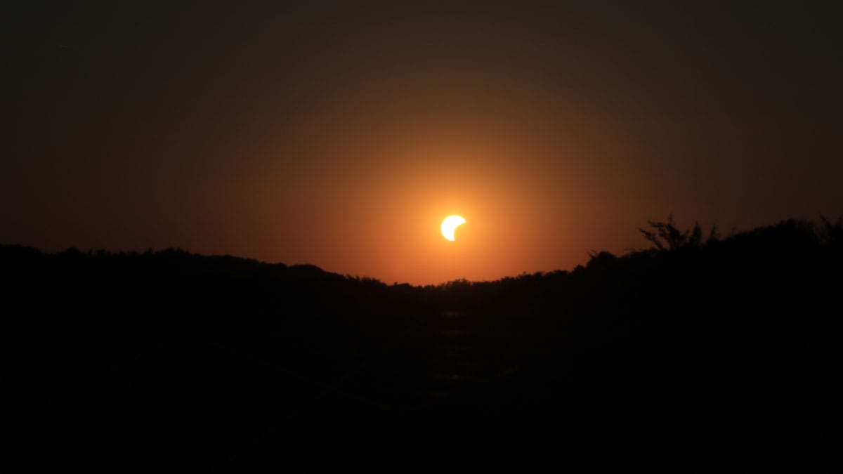 Luna je prekrila velik del Sonca le nekaj minut pred njegovim zahodom.