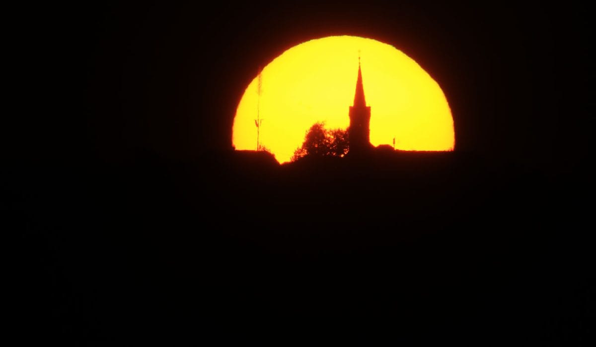 Sončni zahod za cerkvijo