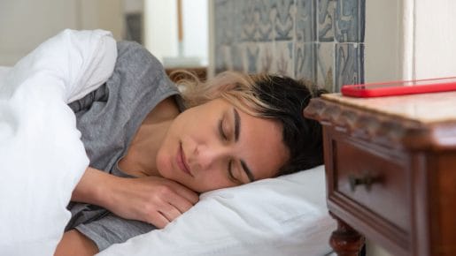 Poletno spanje: ob kateri uri v posteljo in s čim se pokriti, da nas vročina ne zbudi?
