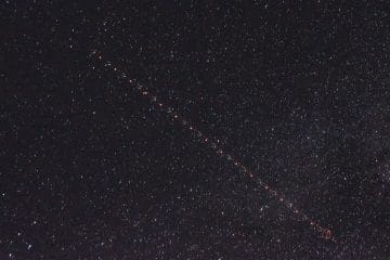 Ste v torek zvečer na nebu opazili vrsto belih pik? Pojasnilo je prišlo iz vesolja
