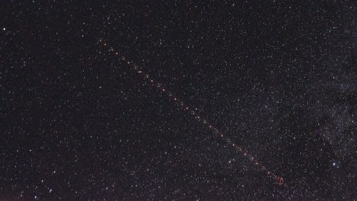 Ste v torek zvečer na nebu opazili vrsto belih pik? Pojasnilo je prišlo iz vesolja