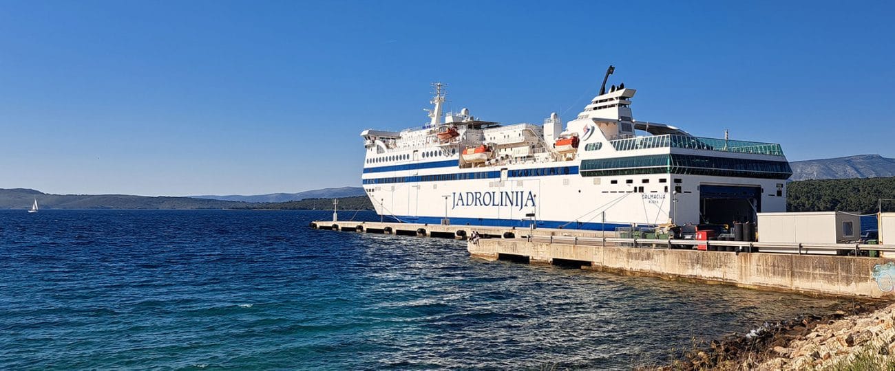 Največji trajekt Jadrolinije se je pokvaril, odpovedali plovbe proti Italiji