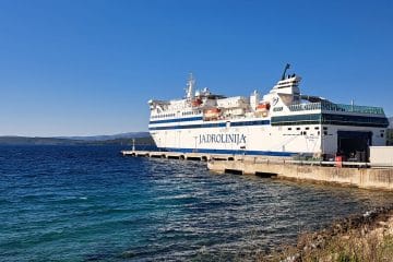 Največji trajekt Jadrolinije se je pokvaril, odpovedali plovbe proti Italiji