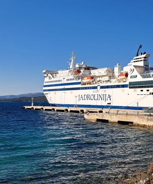 Največji trajekt Jadrolinije se je pokvaril, odpovedali plovbe proti Italiji