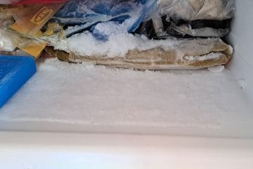 Zamrzovalnik je obdan z debelo plastjo ledu? Odtalite ga, preden bo prepozno