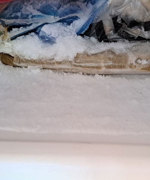 Zamrzovalnik je obdan z debelo plastjo ledu? Odtalite ga, preden bo prepozno